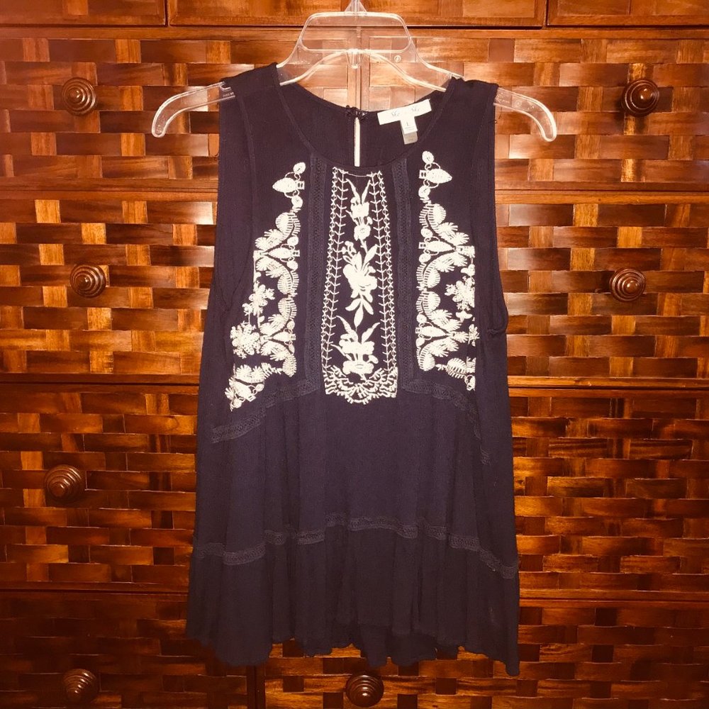 She + Sky Navy Sleeveless Gauze Embroidered Top L